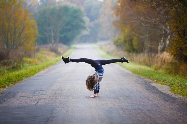 Joven chica hace splits — Foto de Stock