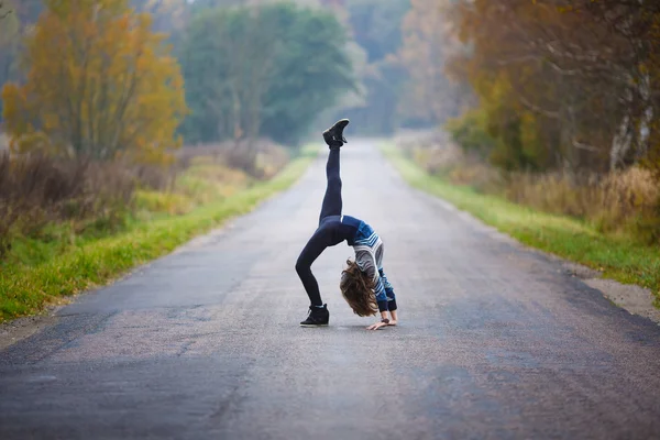 Young girl makes splits — Stock Photo, Image