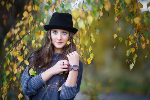 Belle fille dans un chapeau — Photo