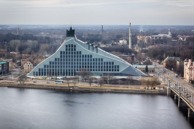 Riga Milli Kütüphanesi görüntülemek