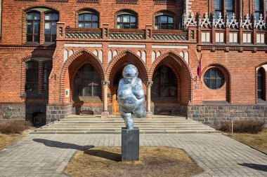 Riga'da şişman kadın heykeli