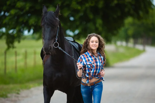 Jovem menina bonita corre com o cavalo — Fotografia de Stock