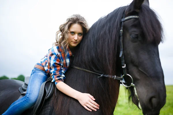 Piękna, młoda dziewczyna na koniu w okolicy — Zdjęcie stockowe