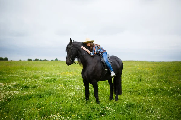 시골에서 말을 타고 아름 다운 젊은 여자 — 스톡 사진