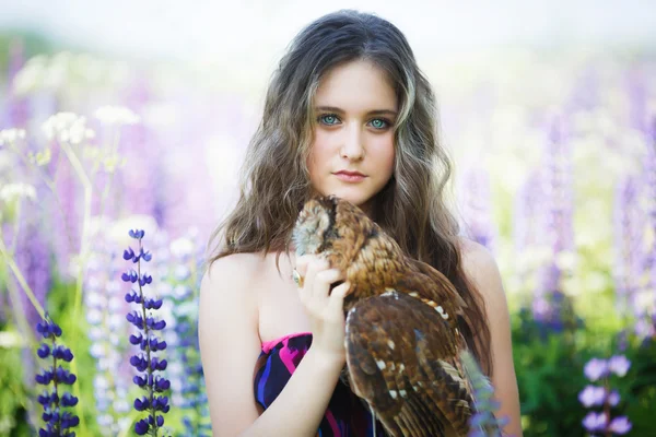 フクロウを持つ美しい少女 — ストック写真