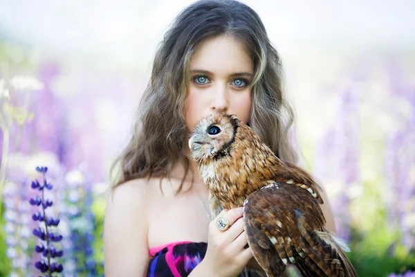 フクロウを持つ美しい少女 — ストック写真