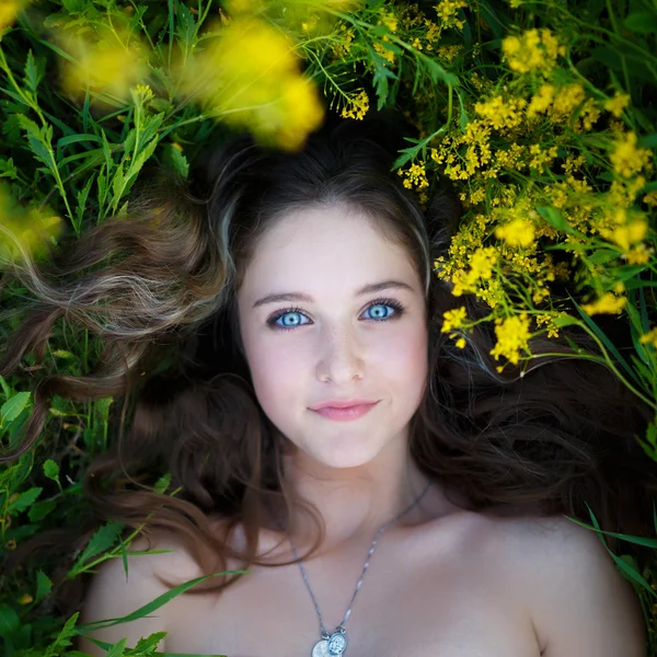 Retrato de una hermosa joven —  Fotos de Stock