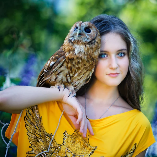 年轻漂亮的女孩与猫头鹰 — 图库照片