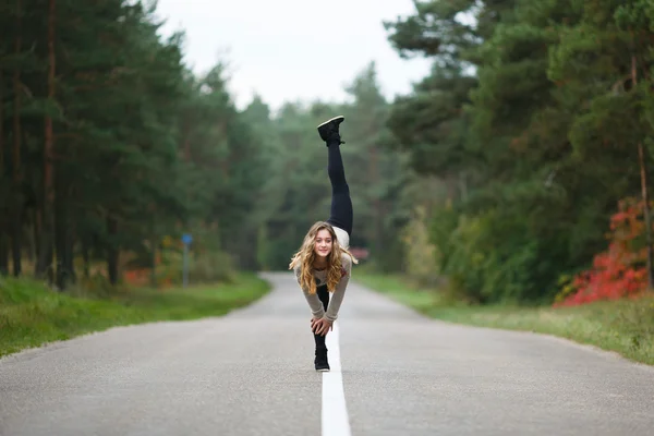 Ung flicka gör splittringar — Stockfoto