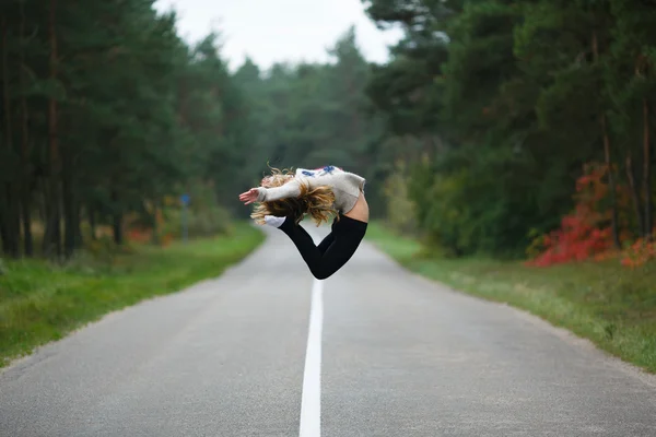 Young girl makes splits — Stock Photo, Image