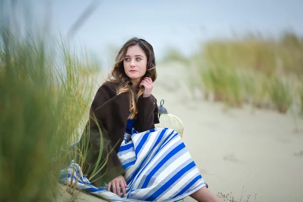 Beautiful girl in a dune — Stock Photo, Image