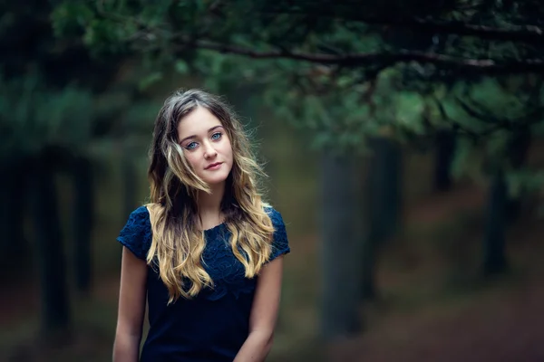 Красивая девушка в сосновом лесу — стоковое фото
