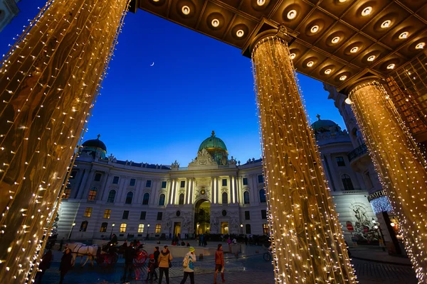 Hofburg Paleis tussen slingers in Wenen — Stockfoto