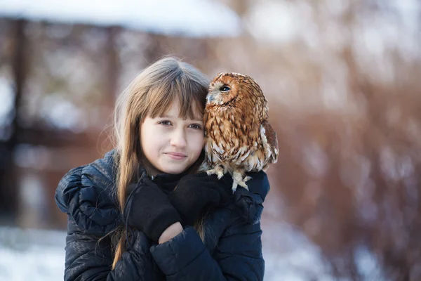Söt tjej med little owl — Stockfoto