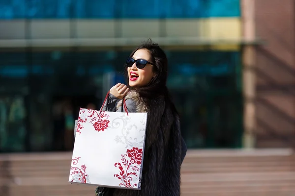 ショッピング女性屋外 — ストック写真