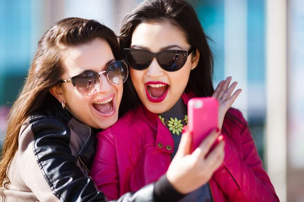 Dos mujeres felices haciendo foto selfie — Foto de Stock