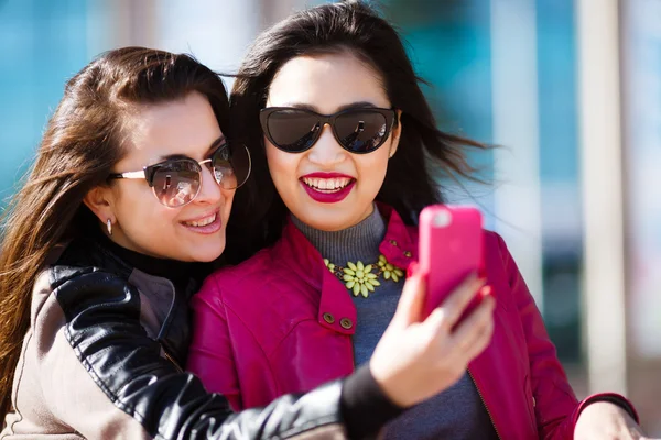 Dos mujeres felices haciendo foto selfie — Foto de Stock