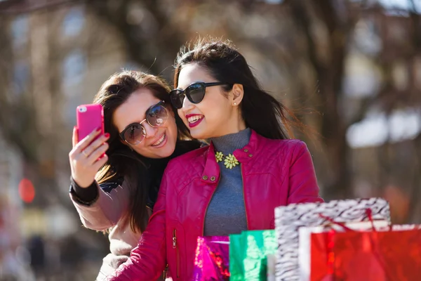 Deux femmes heureuses faisant selfie photo — Photo