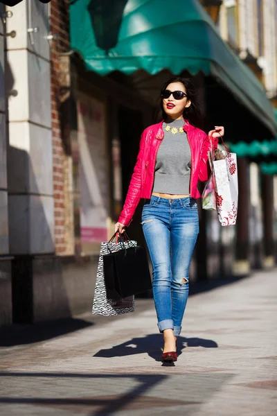 Shopping woman outdoors — Stock Photo, Image