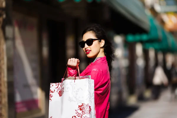 Shopping woman outdoors — Stock Photo, Image