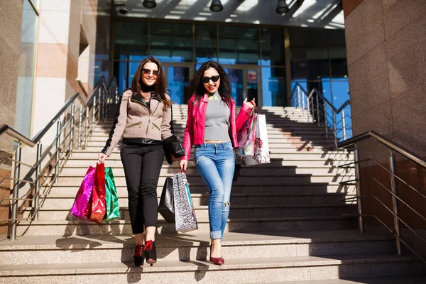 Shopping femmes à l'extérieur — Photo