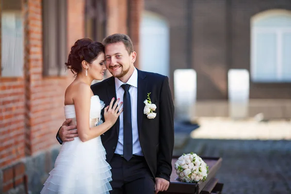 Glückliche Braut und Bräutigam — Stockfoto