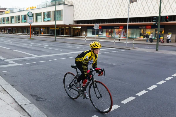 Pengendara sepeda mengendarai sepeda di jalan — Stok Foto