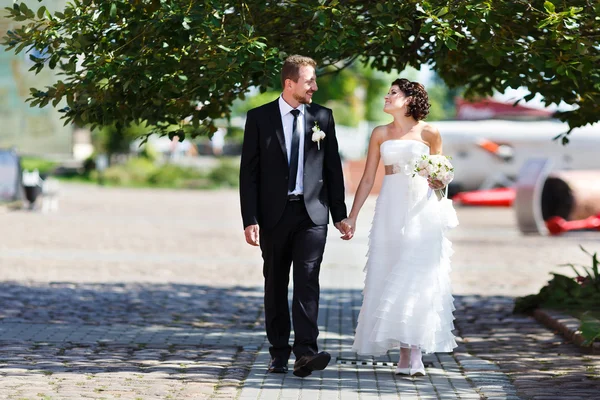 Glückliche Braut und Bräutigam — Stockfoto