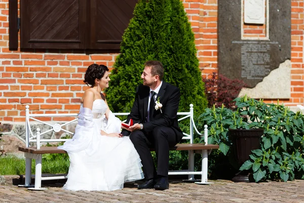 Wedding rings in hands of groom and bride — Stock Photo, Image