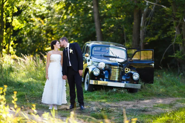 古い車は結婚式のカップル — ストック写真