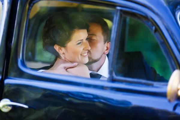 Para ślub w starych samochodów — Zdjęcie stockowe