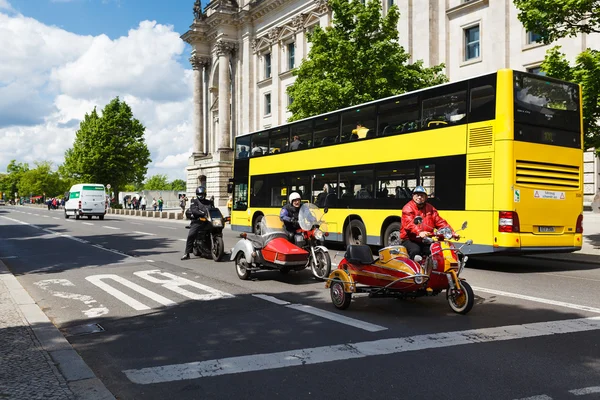 Motorradfahrer auf der Straße — Stockfoto