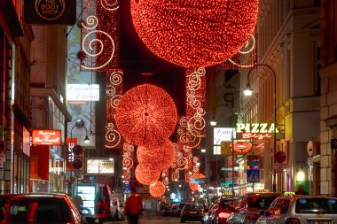 Noel kırmızı ışık topları bir sokakta