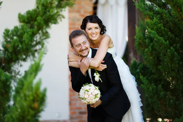Glückliche Braut und Bräutigam — Stockfoto