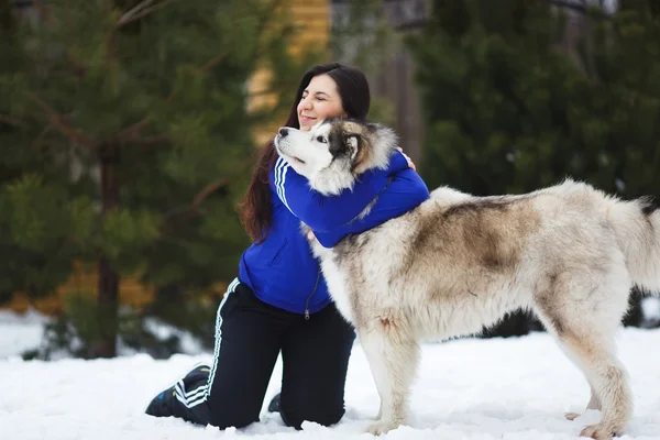 Γυναίκα με την malamutes — Φωτογραφία Αρχείου