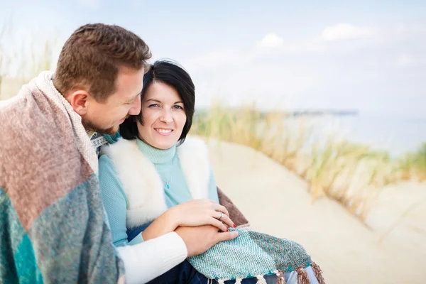 Ευτυχισμένο ζευγάρι σε έναν αμμόλοφο — Φωτογραφία Αρχείου