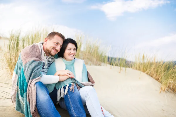 Lyckliga par i en sanddyn — Stockfoto