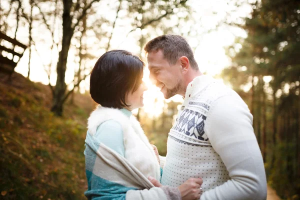 Casal feliz em uma floresta de pinheiro — Fotografia de Stock