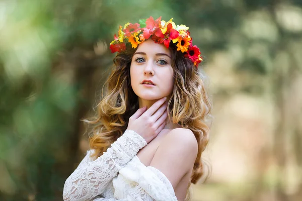 Belle fille dans une forêt — Photo