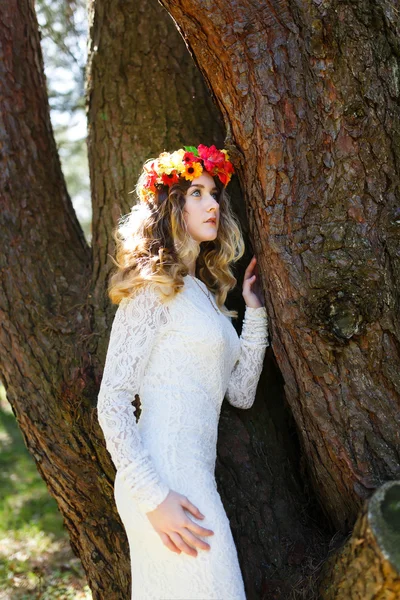 Menina bonita em uma floresta — Fotografia de Stock