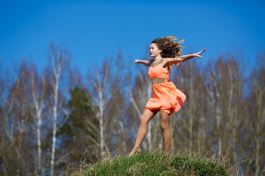 Genç jimnastikçi egzersizleri yapıyor