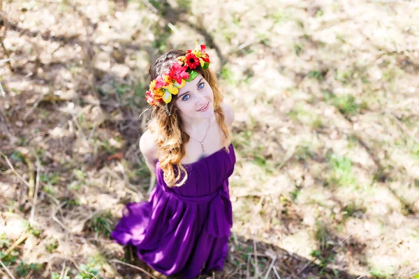 Bella ragazza in una foresta — Foto Stock