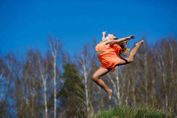 Joven gimnasta haciendo ejercicios — Foto de Stock
