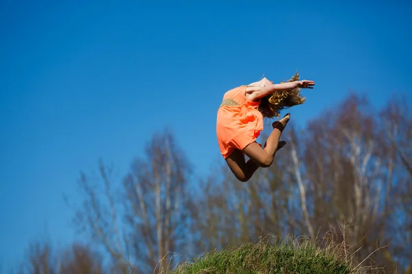 Молодая гимнастка делает упражнения — стоковое фото