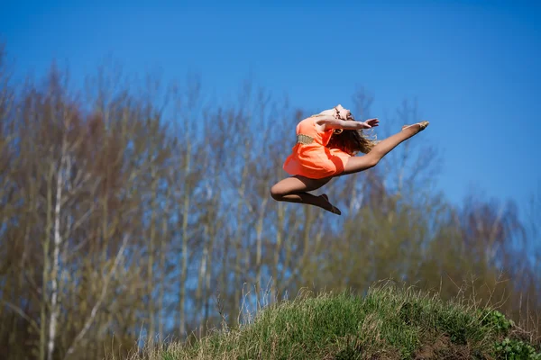 Junge Turnerin turnt — Stockfoto