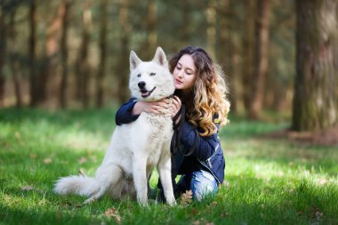 Husky köpek ile mutlu kız