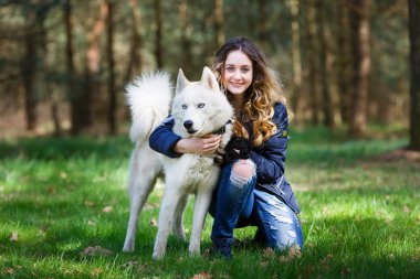 Husky köpek ile mutlu kız