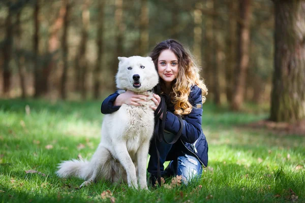 Fille heureuse avec chien husky — Photo