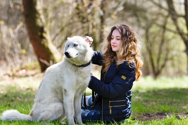 Glad tjej med husky hund — Stockfoto