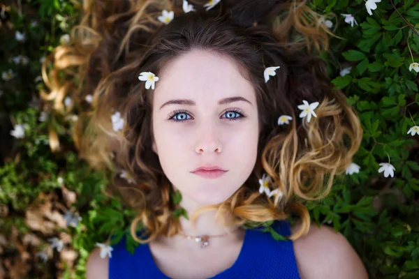 Vacker flicka i en skog — Stockfoto